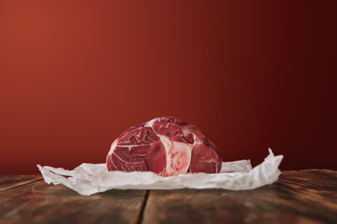 Picanha madurada sobre papel artesanal